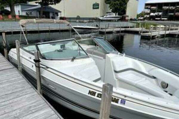 28-ft-Formula-2001-280 Bow Rider- West Alton New Hampshire United States  yacht for sale 28-ft-Formula-2001-280 Bow Rider- West Alton New Hampshire United States  yacht for sale