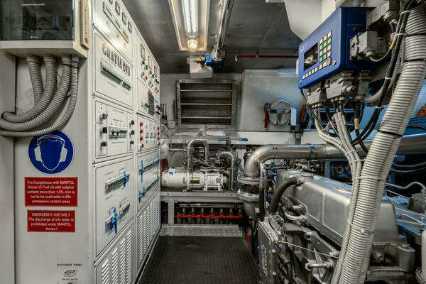 Overmarine Mangusta 108 Yacht For Sale