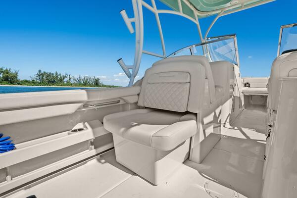 Grady White 275 Freedom 2025 - Cockpit Seating 