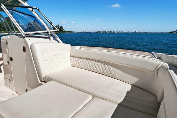 Grady White 275 Freedom 2025 - Cockpit Seating 