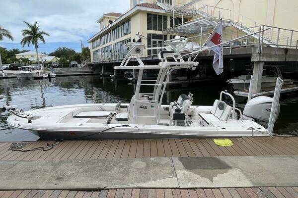 Photo of the 2022 Robalo Cayman 246 SD