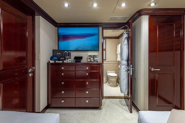 Forward Starboard Guest Stateroom