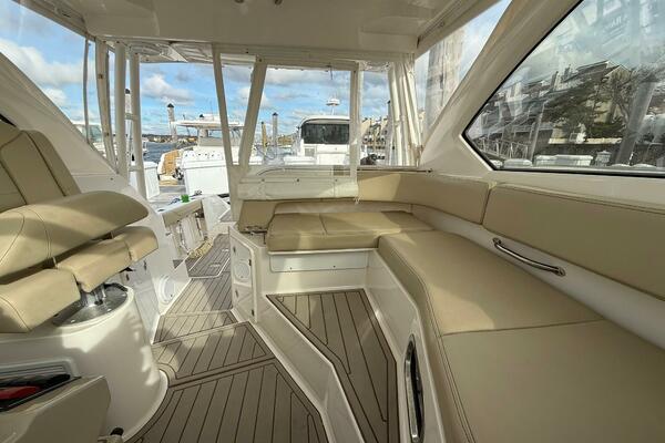 32ft Pursuit Yacht For Sale