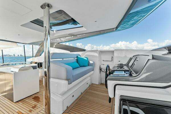 Custom Line Saetta 106 Yacht For Sale