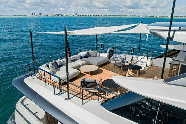 Custom Line Saetta 106 Yacht For Sale
