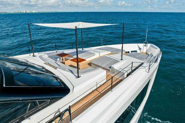 Custom Line Saetta 106 Yacht For Sale