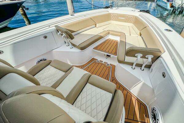 Everglades 335 CC Yacht For Sale
