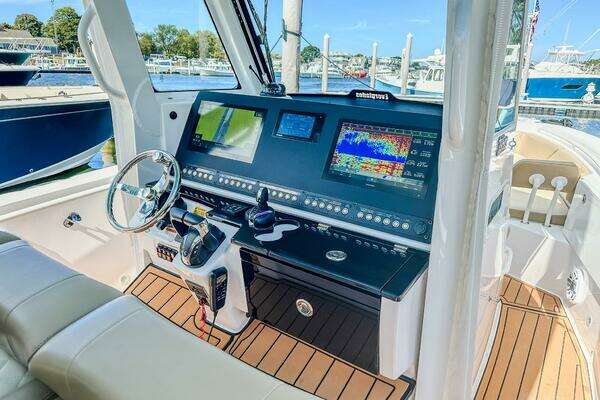 Everglades 335 CC Yacht For Sale