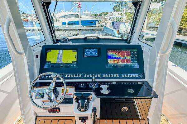 Everglades 335 CC Yacht For Sale