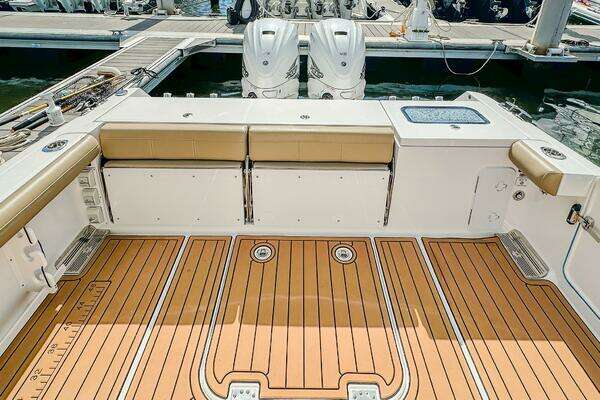 Everglades 335 CC Yacht For Sale