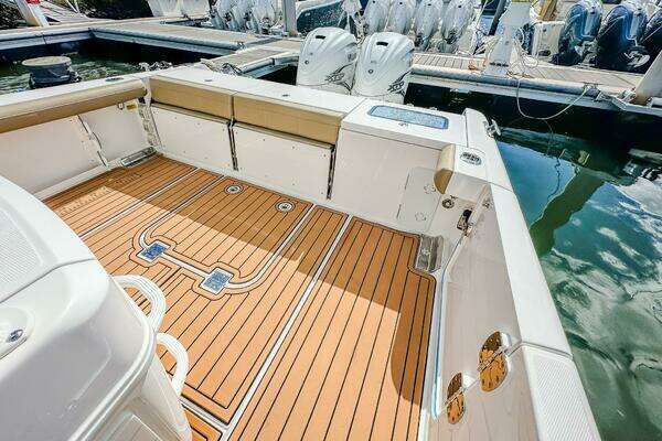 Everglades 335 CC Yacht For Sale