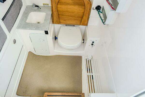 Everglades 335 CC Yacht For Sale