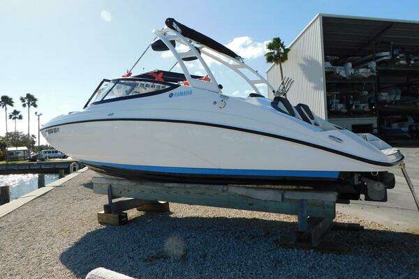 Photo of the 2021 Yamaha Boats AR210