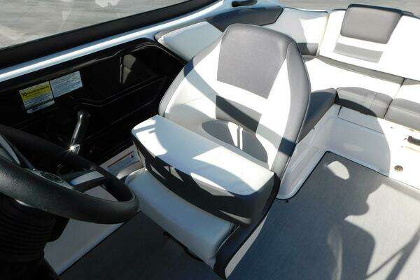 Photo of the 2021 Yamaha Boats AR210