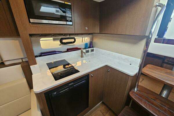 Sea Ray Sundancer 350 Coupe Yacht For Sale