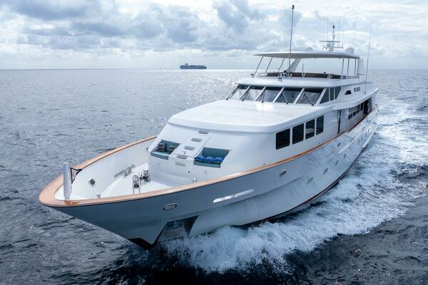 DIRT POOR 118ft Trinity Yachts Yacht For Sale