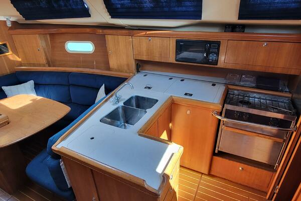 She s The One 35ft Hunter Yacht For Sale