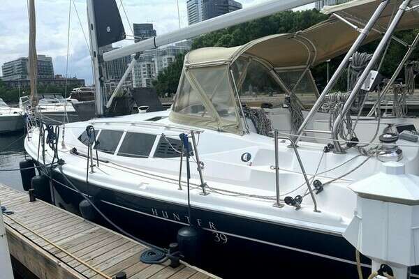 39-ft-Hunter-2010-39- Toronto Ontario Canada  yacht for sale 39-ft-Hunter-2010-39- Toronto Ontario Canada  yacht for sale