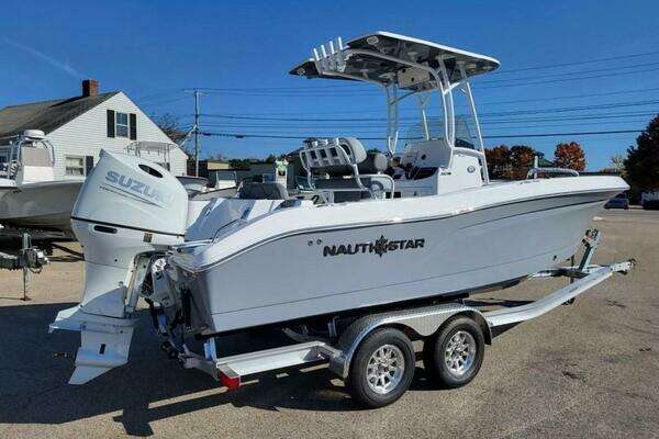 Photo of the 2025 NauticStar 222 Offshore