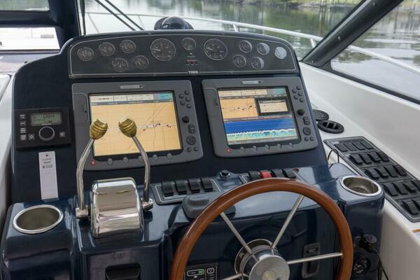 2005 3600 Tiara _Forever Friday_ Cockpit Sitting Area (5)