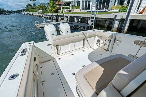 Boston Whaler 330 Outrage Yacht For Sale