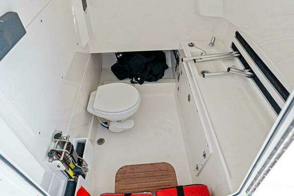 Boston Whaler 330 Outrage Yacht For Sale