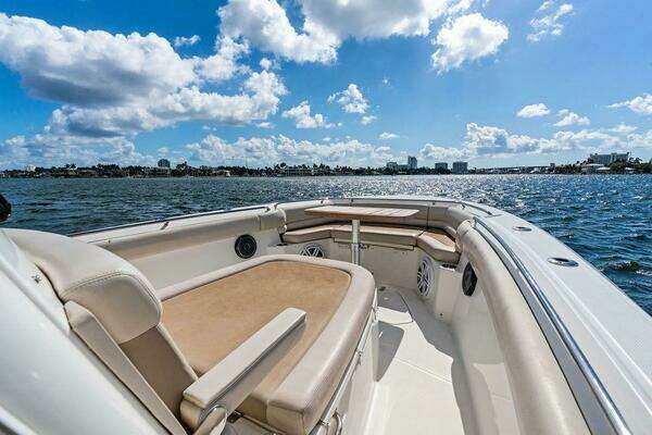 Boston Whaler 330 Outrage Yacht For Sale