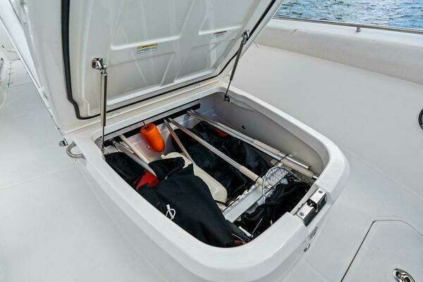 Boston Whaler 330 Outrage Yacht For Sale