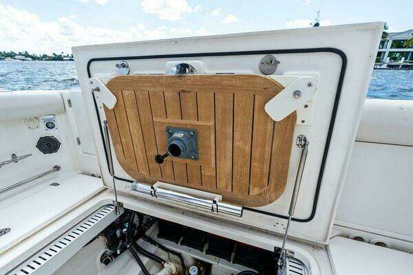 Boston Whaler 330 Outrage Yacht For Sale