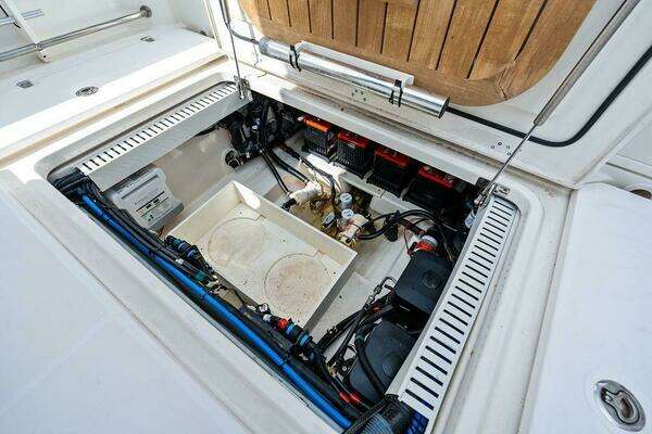 Boston Whaler 330 Outrage Yacht For Sale