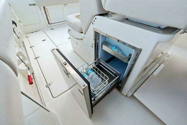 Boston Whaler 330 Outrage Yacht For Sale