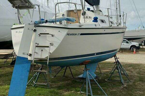 Photo of the 1987 Pearson 27 "MI GOOD LUCK"