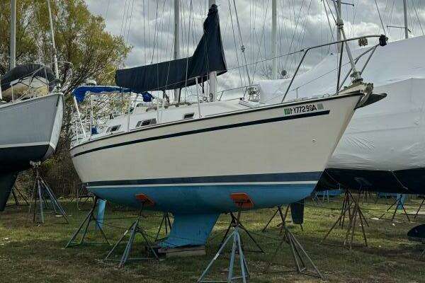 Photo of the 1987 Pearson 27 "MI GOOD LUCK"