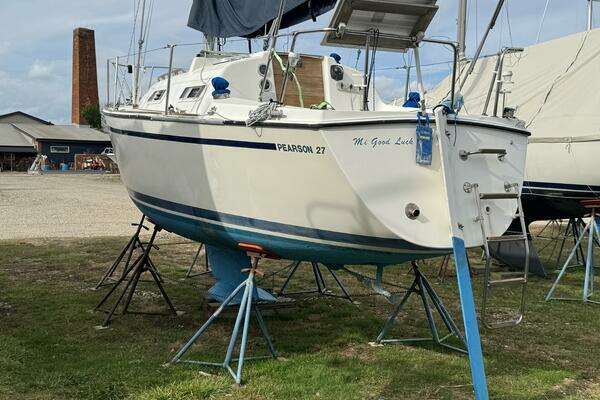 Photo of the 1987 Pearson 27 "MI GOOD LUCK"