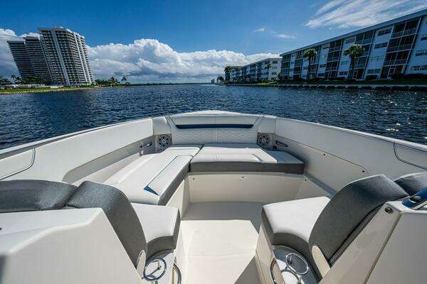 Tiara Yachts 34 LX Yacht For Sale