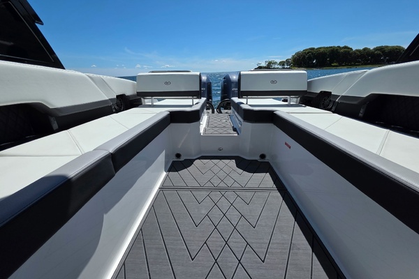 28ft Cobalt Yacht For Sale