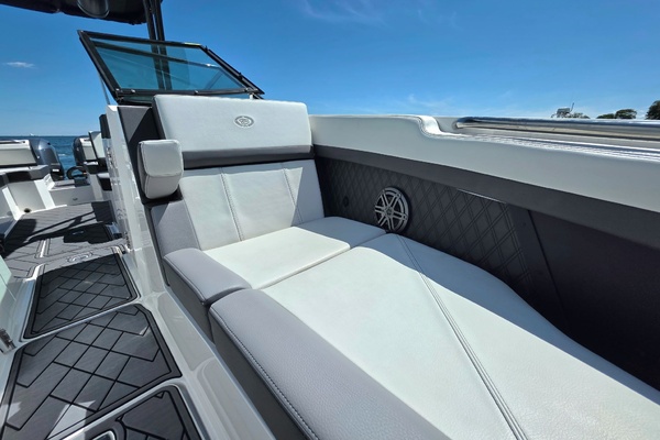 28ft Cobalt Yacht For Sale