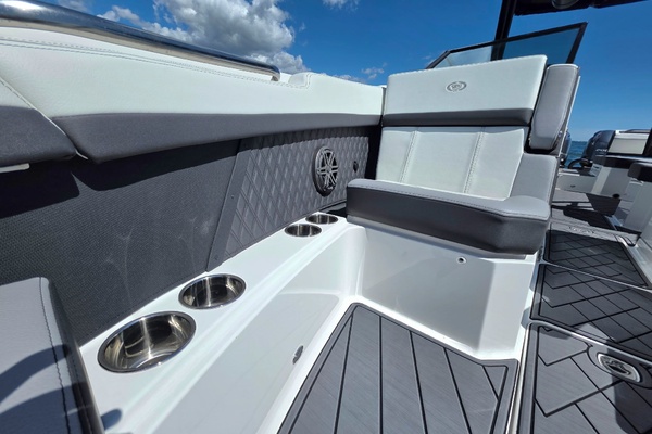 28ft Cobalt Yacht For Sale