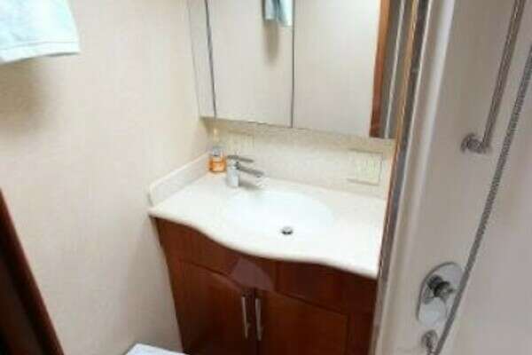 Hatteras 60 Convertible Yacht For Sale