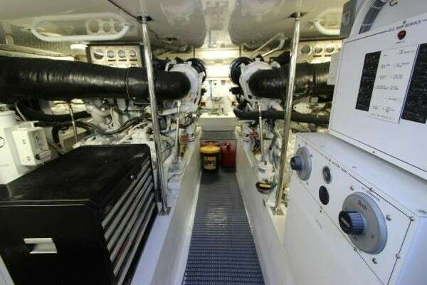 Hatteras 60 Convertible Yacht For Sale