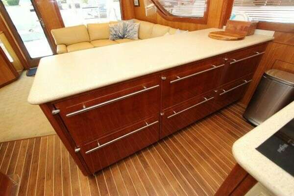 Hatteras 60 Convertible Yacht For Sale