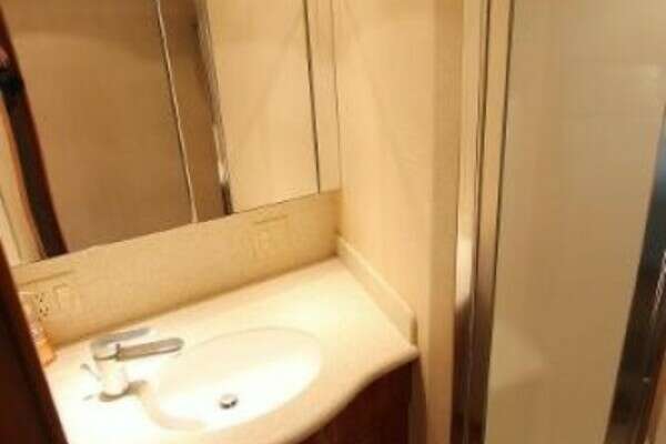 Hatteras 60 Convertible Yacht For Sale