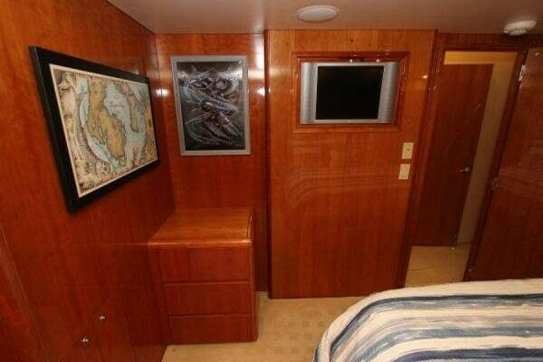 Hatteras 60 Convertible Yacht For Sale