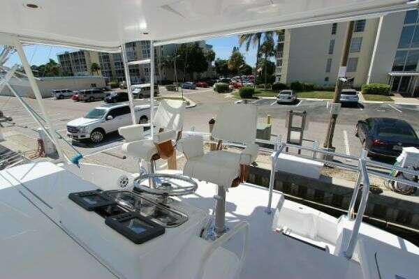 Hatteras 60 Convertible Yacht For Sale