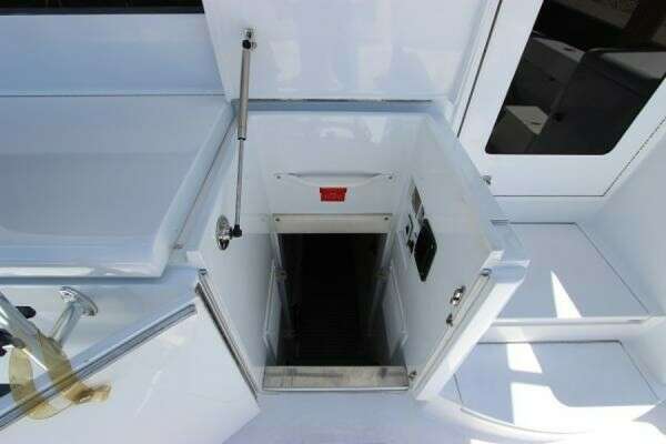 Hatteras 60 Convertible Yacht For Sale