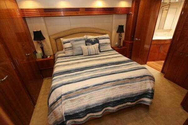 Hatteras 60 Convertible Yacht For Sale