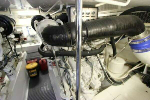 Hatteras 60 Convertible Yacht For Sale