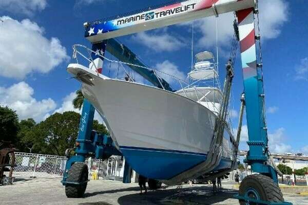 Hatteras 60 Convertible Yacht For Sale
