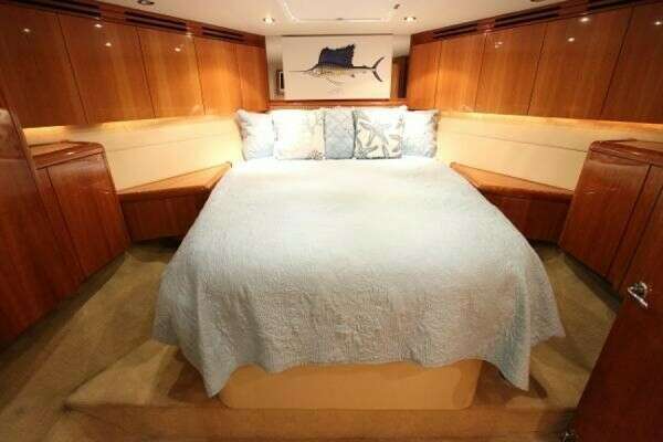 Hatteras 60 Convertible Yacht For Sale