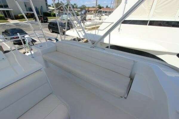 Hatteras 60 Convertible Yacht For Sale